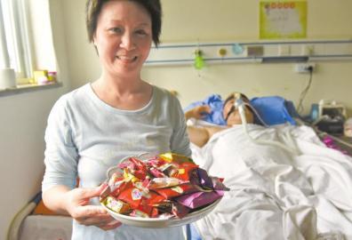 下周三兩人有望拿到結(jié)婚證，21日，喜氣洋洋的楊曉華已經(jīng)準(zhǔn)備好了喜糖。