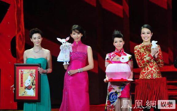 一直覺(jué)得長(zhǎng)得奇怪的景甜，跟劉天仙的合影，竟然還不錯(cuò)。