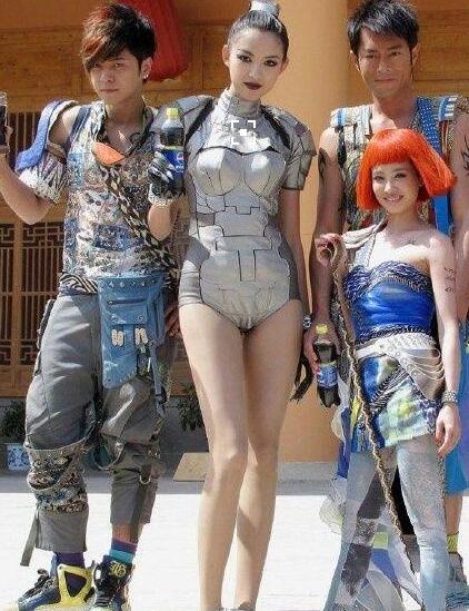 在張梓琳面前，章子怡的胸才到人家腰線(xiàn)的位置……