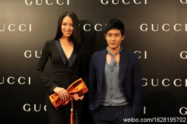 最右竟然是何韻詩(shī)，信號(hào)滿(mǎn)格……