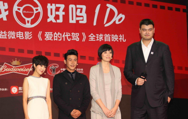 易建聯(lián)與姚明的合影本來(lái)好好的，丁俊暉一出現(xiàn)，立馬變“深V”，心疼小暉一秒