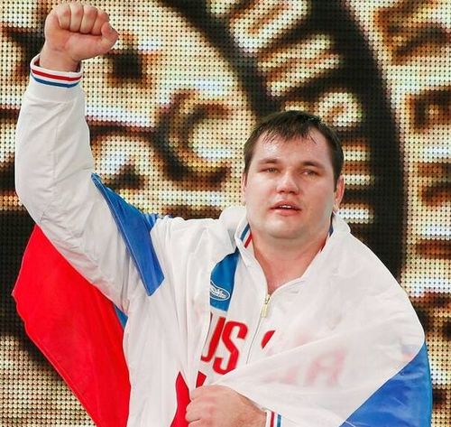 圖為2015年11月28日，阿列克謝·洛夫切夫在2015舉重世錦賽男子105公斤級(jí)頒獎(jiǎng)儀式上慶祝。