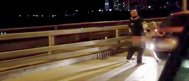 當(dāng)過(guò)往司機(jī)發(fā)現(xiàn)這對(duì)夫婦在立交橋上的奧迪汽車引擎蓋上“嘿咻”時(shí)，許多人靠邊停車觀看。（視頻截圖）