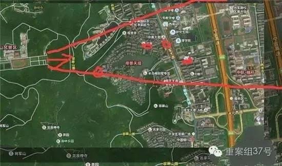 射擊場(chǎng)子彈射出方向（紅箭頭）有多個(gè)居民小區(qū) 。 圖片來(lái)源：交匯點(diǎn)新聞