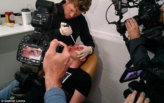 該實(shí)驗(yàn)是由加州一支名為“生物駭客”的實(shí)驗(yàn)團(tuán)隊(duì)開(kāi)展的。他們使用了一種名為二氫卟吩e6（Ce6）的物質(zhì)的溶液。Ce6常見(jiàn)于深海魚(yú)體內(nèi)，有光敏特性，通常用于癌癥治療研究中。研究團(tuán)隊(duì)將Ce6與胰島素和鹽水混合起來(lái)，得到一種溶液，可以在低光照條件下提高人類的視力。