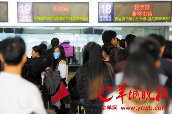 2015年春運(yùn),“囤票”不再是黃牛的專屬行為,普通乘客也開始加入其中。 2015年春運(yùn),“囤票”不再是黃牛的專屬行為,普通乘客也開始加入其中。