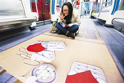 圖為試乘乘客流連忘返。