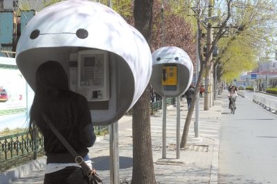 北京30多處電話亭被涂成"大白" 聯(lián)通稱(chēng)將刷回原色 北京30多處電話亭被涂成"大白" 聯(lián)通稱(chēng)將刷回原色