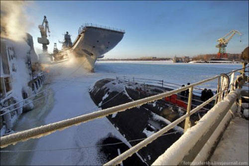 資料圖：2011年冬天正在進(jìn)行最后改裝的戈?duì)柺部品蛱?hào)航母。