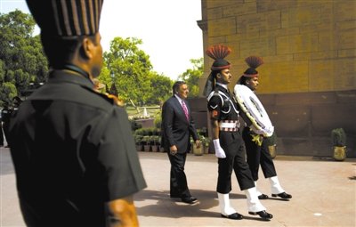 　　6日，帕內(nèi)塔在新德里。他在印度訪問時(shí)稱，美國愿意為印度提供最先進(jìn)的武器