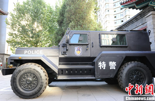 　　國(guó)產(chǎn)輕型聯(lián)合越野戰(zhàn)車側(cè)面照。張龍?jiān)茢z