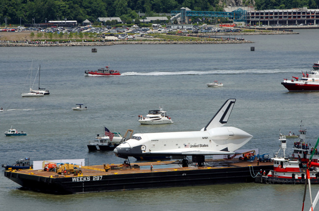 “企業(yè)”號航天飛機被運往“無畏”號航空母艦(資料圖) “企業(yè)”號航天飛機被運往“無畏”號航空母艦(資料圖)