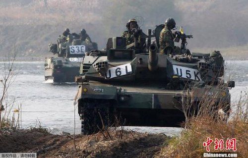 　資料圖：2011年11月2日，韓國軍隊在首爾東南100公里的驪州進(jìn)行軍事演習(xí)。