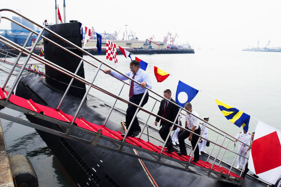 昨天，美國防長帕內(nèi)塔登上一艘中國宋級潛艇