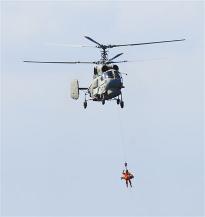 演習(xí)中，搜救直升機(jī)營(yíng)救“落水人員”