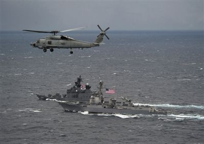 2011年1月10日，美國海軍驅逐艦與日本海上自衛(wèi)隊“鞍馬”號驅逐艦在日本長崎縣附近海域舉行聯(lián)合海上演習。資料圖片