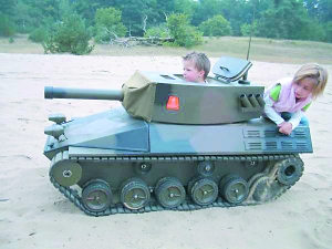 為了讓3歲兒子玩得拉風(fēng)，荷蘭父親9個月時間造了這輛坦克。