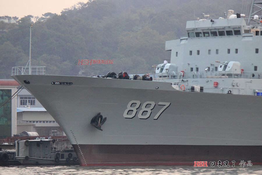 　網(wǎng)友拍攝到的已經(jīng)涂裝了新式舷號的微山湖號補給艦