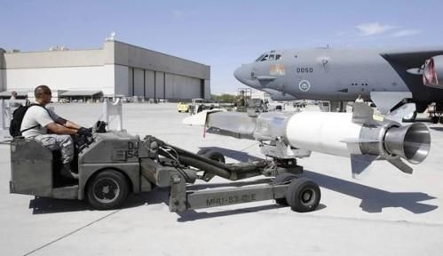 資料圖：美軍嘗試將“X-51 Wave Rider”飛行器掛在一架“B-52”轟炸機下，發(fā)射升空。