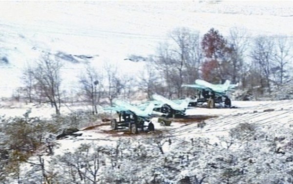 朝鮮公開的照片顯示，在三輛牽引車輛上各自搭載了一架無人機(jī)。