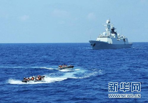 3月28日，十余名臨檢拿捕隊員從玉林艦出發(fā)，乘小艇駛向模擬可疑商船的艦只。