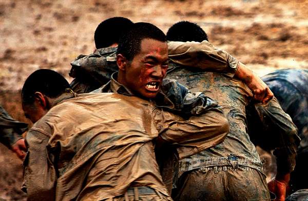 資料圖：濟(jì)南軍區(qū)某部特種兵魔鬼訓(xùn)練。