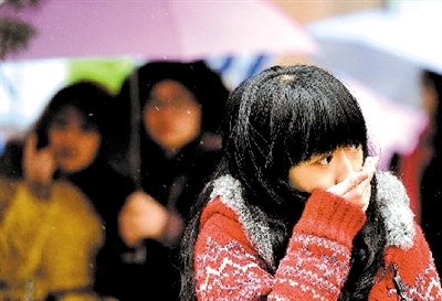 大學(xué)路附近，一位美女冷得縮起脖子。 晚報記者 馬健 圖