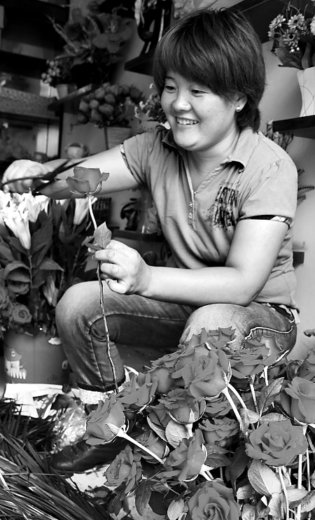 8月21日，內(nèi)黃縣一家鮮花店的工作人員正在包裝鮮花。