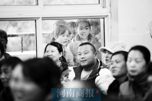 家長課堂上，孩子們趴在窗戶上圍觀