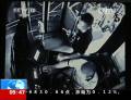 外國(guó)乘客坐過(guò)站干擾公交車行駛