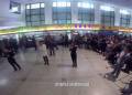 火車站候車大廳紅歌快閃迎國慶！百人互動，震撼現(xiàn)場嗨翻天！