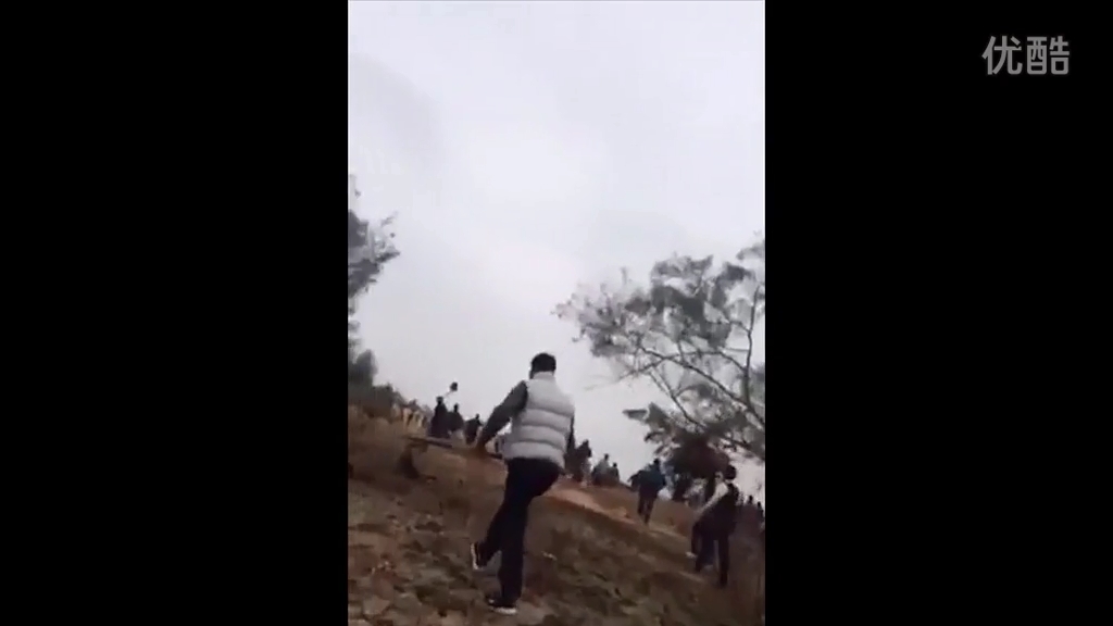 廣東退休官員修墓被指破壞鄰居祖墳風(fēng)水，雙方百人火拼現(xiàn)槍聲