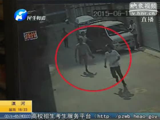 奔馳司機(jī)停車(chē)起糾紛竟提刀砍人