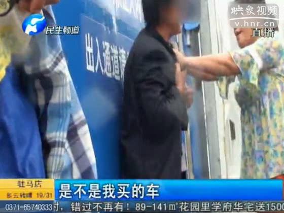 夫妻車?；▓@路中央 棄車去打架