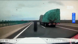 驚險(xiǎn)!高速公路飛來(lái)輪胎砸中汽車的瞬間