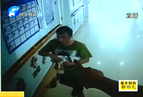 這個賊 誰都想扇他！