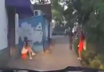 實(shí)拍：暴露女子公然站街拉客