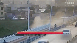 監(jiān)拍?？诃傊荽髽蛑匦涂ㄜ囍苯記_下大橋 司機(jī)獲救