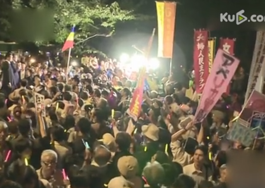 日本數(shù)萬(wàn)民眾包圍國(guó)會(huì)