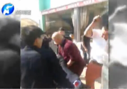 城管執(zhí)法中 遭商戶(hù)持菜刀砍腰