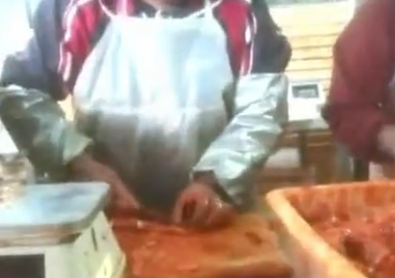 無(wú)證黑作坊生產(chǎn)肉串 現(xiàn)場(chǎng)畫面令人作嘔