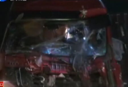 五車(chē)高速連環(huán)撞 雪天急救援