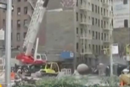 防不勝防 天降石球當(dāng)場(chǎng)砸飛汽車(chē)