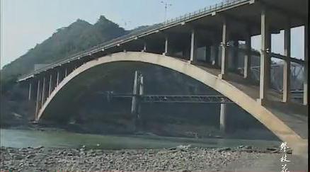 父母無(wú)錢(qián)撈尸 兒子尸體泡江中