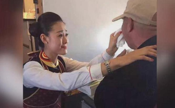 贊！空姐跪地喂河南老人吃飯