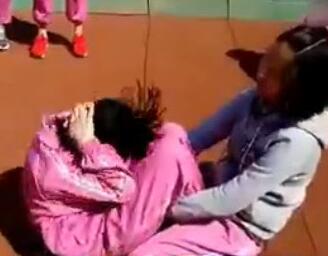 仰臥起坐險(xiǎn)癱瘓 正確姿勢(shì)咋做？