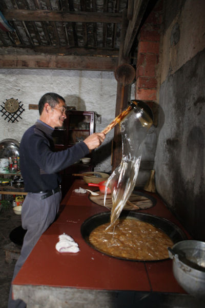 沿襲已久過(guò)年風(fēng)俗 農(nóng)戶(hù)忙做麥芽糖