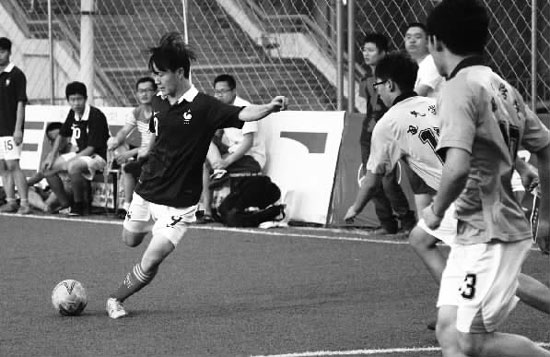 只要有球踢,小伙子們就很高興 只要有球踢,小伙子們就很高興