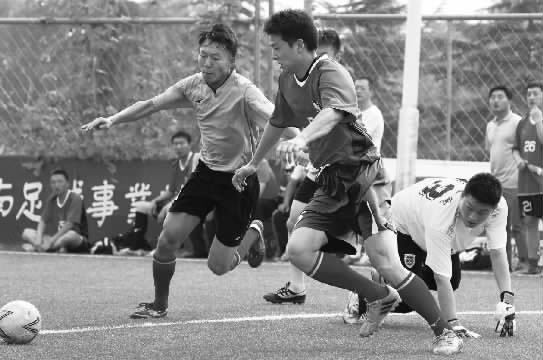 鄭州航院隊(duì)與鄭州經(jīng)開正和隊(duì)的比賽，可謂是學(xué)生軍和朋友隊(duì)之間的強(qiáng)強(qiáng)對(duì)決