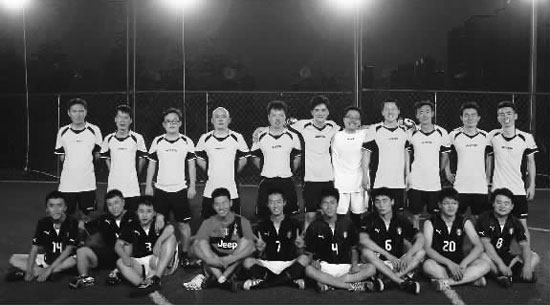 昨晚，東道主東方今報(bào)隊(duì)迎來(lái)了第二個(gè)比賽對(duì)手——財(cái)大數(shù)學(xué)隊(duì)